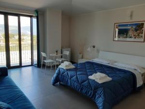 A bed or beds in a room at Un passo dal mare - Guest House
