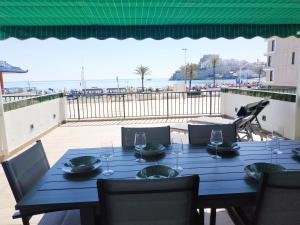 a blue table and chairs with a view of the beach at Duplex Premium Peñiscola Playa Orangecosta in Peñíscola