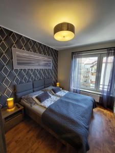 コウォブジェクにあるRezydencja Portowaのベッドルーム(青いベッド1台、窓付)