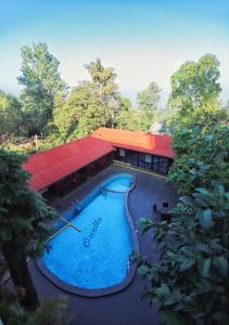 una vista aérea de una piscina junto a un edificio en ONELLA REGENCY, en Panchgani