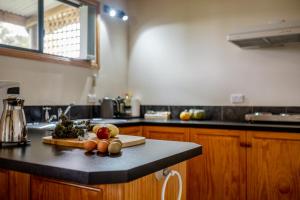 A kitchen or kitchenette at Freycinet Cottage 1 – Bluestone