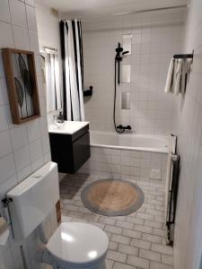 La salle de bains est pourvue de toilettes, d'une baignoire et d'un lavabo. dans l'établissement Ons Strandhuis, à IJmuiden