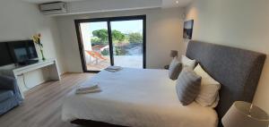 Säng eller sängar i ett rum på Villa Margarida by Laranjal Rentals