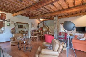 salon z kanapami i stołem w obiekcie Castello di Monteluco a Lecchi w mieście Gaiole in Chianti
