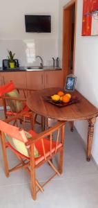 una mesa de madera con un bol de fruta. en ***** Quinta Do Pôr do Sol ***** en Figueira da Foz