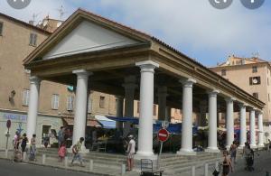 Photo de la galerie de l'établissement Marché couvert, à LʼÎle-Rousse