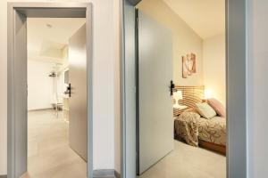 eine Tür, die in ein Schlafzimmer mit einem Bett führt in der Unterkunft Vincanto Rooms Old Town in Prag