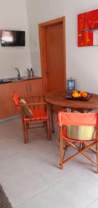 a kitchen with a table and chairs and a sink at ***** Quinta Do Pôr do Sol ***** in Figueira da Foz