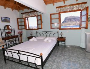 - une chambre avec un lit et 2 fenêtres dans l'établissement AGNANTIO, à Monemvasia 37 autres photos