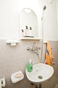 W łazience znajduje się umywalka i lustro. w obiekcie Sailor's Rustic House w mieście Virpazar