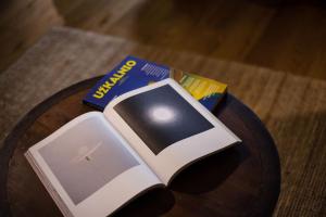 un livre et une bougie sur une table dans l'établissement #stayhere - Historic Vilnius Old Town Chic Studio, à Vilnius