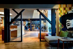 ロサンゼルスにあるHotel Ziggy On Sunsetのソファとテーブルのあるリビングルーム