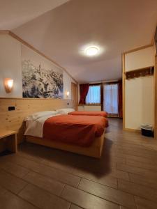Postel nebo postele na pokoji v ubytování Hotel Raibl e Appartamenti + 37 fotografií