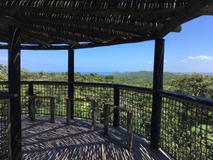 uma vista do convés de uma casa na árvore em Turaco Guest House em St. Lucia