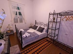 Ein Bett oder Betten in einem Zimmer der Unterkunft InTown Guesthouse Shkoder