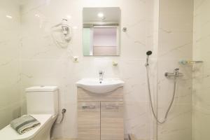 A bathroom at Sea Diamond Suites