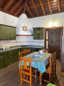 Кухня або міні-кухня у Casa El Caldero