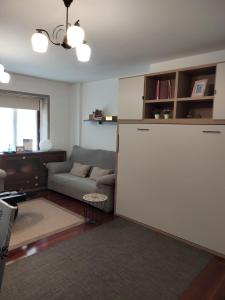 salon z kanapą i dużą białą lodówką w obiekcie apartment garden w mieście Caldas de Reis