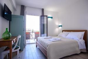 ein Schlafzimmer mit großem Bett und Balkon in der Unterkunft CENTRAL STATION APARTMENTS - Fanale Rentals in Palermo