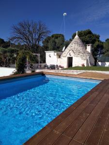 - une piscine en face d'un bâtiment en pierre dans l'établissement Villa Fransisca, à Alberobello