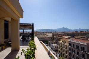 ein Balkon mit Blick auf die Stadt in der Unterkunft CENTRAL STATION APARTMENTS - Fanale Rentals in Palermo