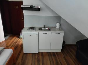 een kleine keuken met een wastafel op een zolder bij Apartments Luxe Self Check in in Zagreb