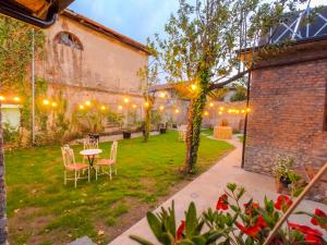 Ein Garten an der Unterkunft InTown Guesthouse Shkoder