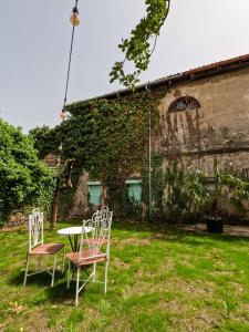 Ein Garten an der Unterkunft InTown Guesthouse Shkoder