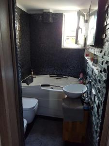 łazienka z wanną, toaletą i umywalką w obiekcie Casa Daniela w mieście San Felice Circeo