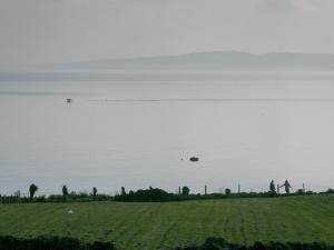 un aereo che vola nel cielo sopra un campo di Cozy 3 Bedroom Cottage with stunning Sea View - Pass the Keys a Moelfre Altre 25 foto