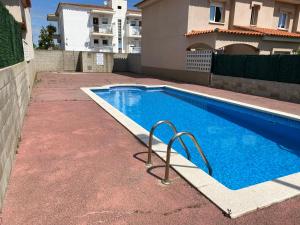 Bazén v ubytování Casa a L’Escala, piscina comunitaria, Mallols nebo v jeho okolí