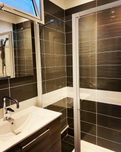 Studio cosy proche parcs, opéra, centre ville في فيشي: حمام مزود بدش ومغسلة