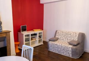 迪南的住宿－Appartement Saint-Sauveur，客厅配有椅子和白色橱柜