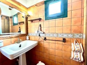 Kúpeľňa v ubytovaní Apartamento en casa rural, Wifi, BBQ y vistas al mar