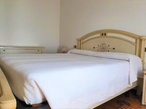 Postel nebo postele na pokoji v ubytování Hotel Madonna di Luciago
