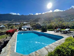 Bazén v ubytovaní Apartamento en casa rural, Wifi, BBQ y vistas al mar alebo v jeho blízkosti