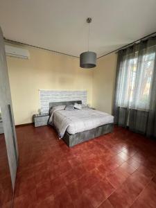 una camera con un letto nell'angolo di una stanza di Casa Adelaide vicino al mare,uscita Ancona Sud ad Ancona