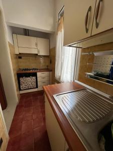 una piccola cucina con lavandino e bancone di Casa Adelaide vicino al mare,uscita Ancona Sud ad Ancona