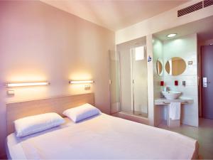 Ένα ή περισσότερα κρεβάτια σε δωμάτιο στο Hello Hotels Gara de Nord