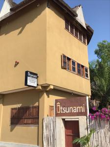 un edificio giallo con un cartello che dice britannio di Hotel Otsunami a Lomé