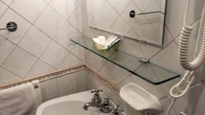 uma casa de banho com um lavatório e um espelho em In City-In em Catânia