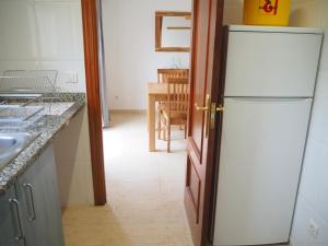 Kuchyň nebo kuchyňský kout v ubytování Casa a L’Escala, piscina comunitaria, Mallols