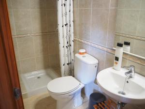 Koupelna v ubytování Casa a L’Escala, piscina comunitaria, Mallols