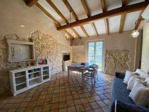 A television and/or entertainment centre at CASA VIRGINIA
