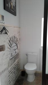 een badkamer met een toilet en een bakstenen muur bij Mini Gite Les Marais Beaugency in Beaugency