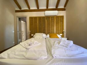 A bed or beds in a room at CASA VIRGINIA Még 37 kép