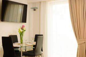een eetkamer met een glazen tafel en stoelen bij Melia deluxe apartment in Agios Nikolaos