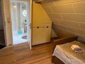 um pequeno quarto com uma cama e uma casa de banho em Ferienappartements Dolgesheim 3 em Dolgesheim