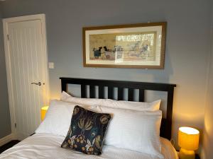 Un pat sau paturi într-o cameră la Tranquil 3 bedroom town house with Sky Glass
