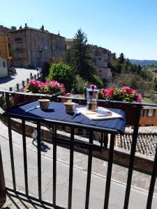 una mesa en un balcón con un paño de mesa azul en Appartamento Ansidei 3, en Perugia